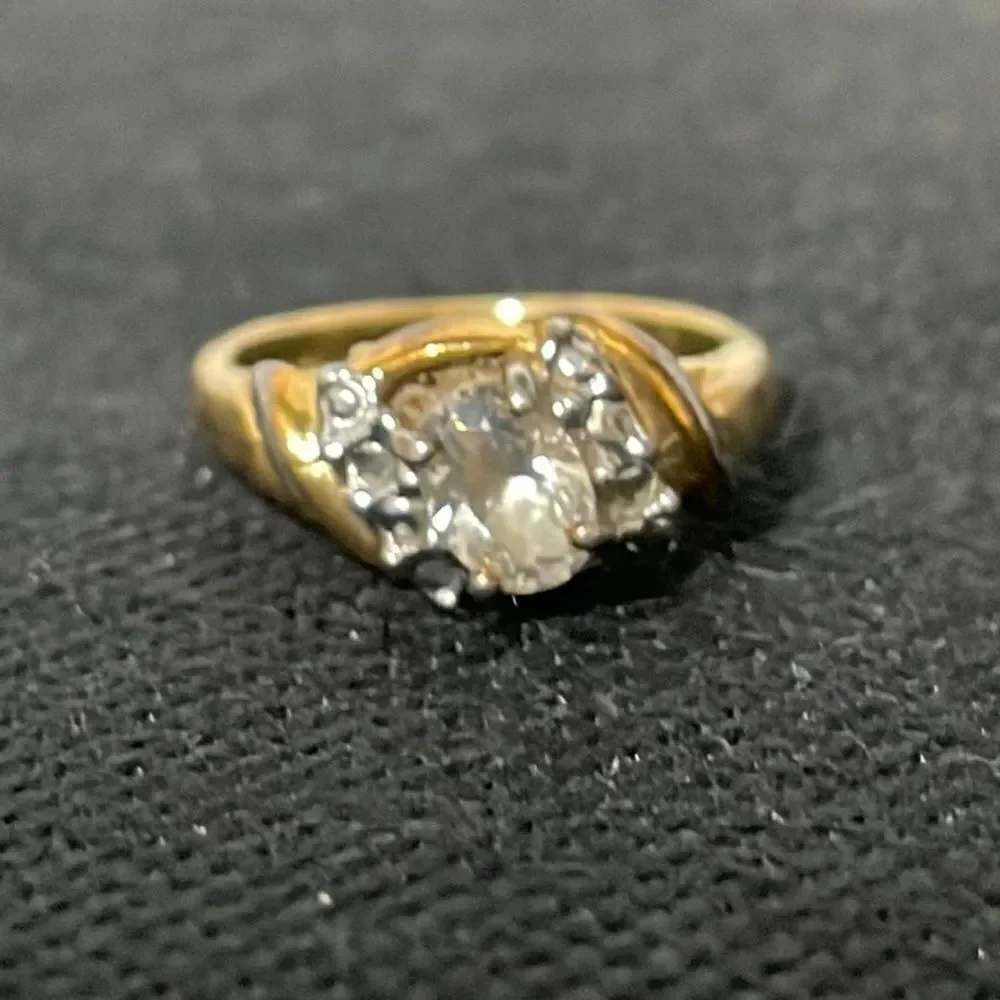 Beautiful Ring With White Gems